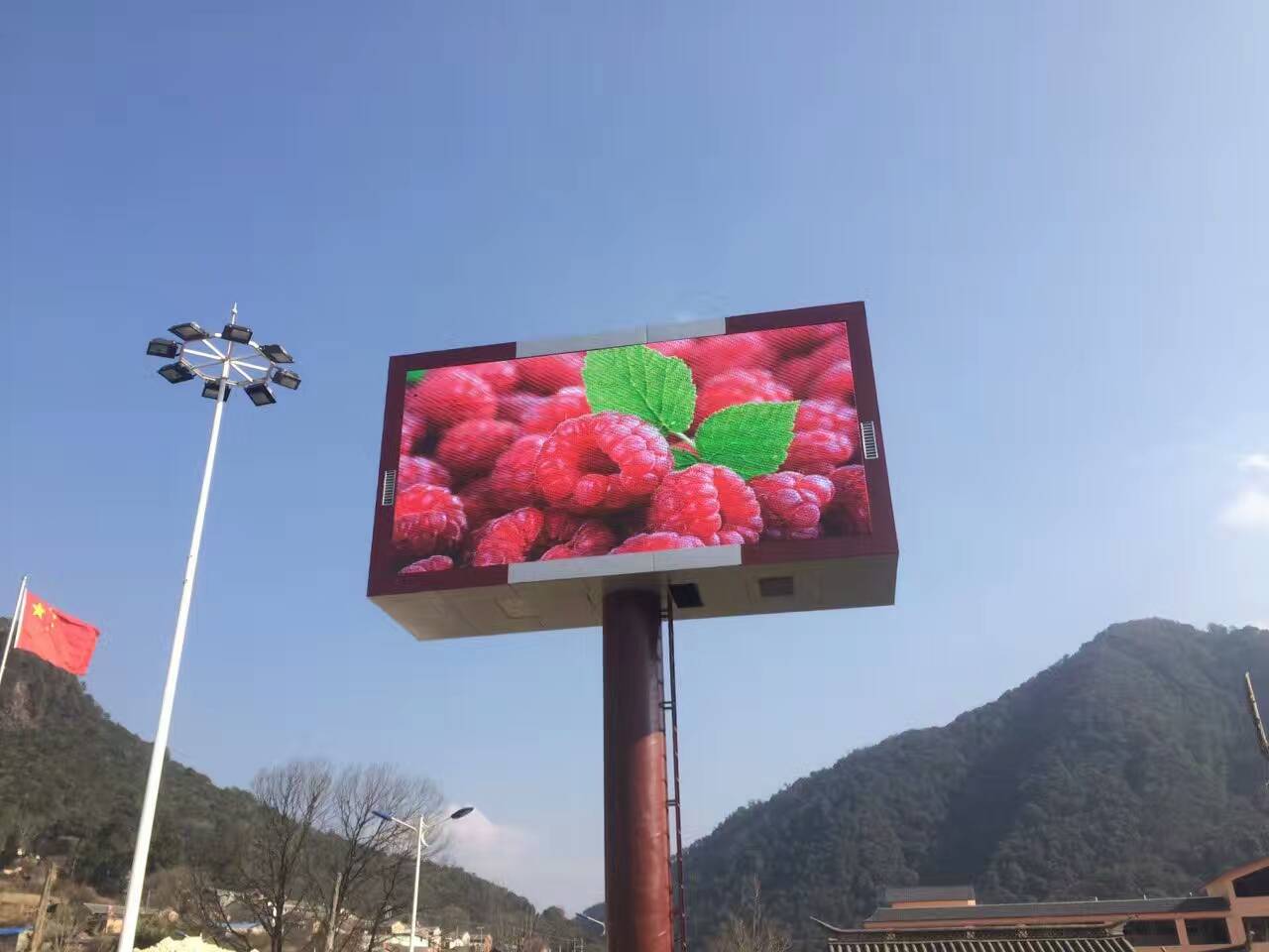 云南保山市P10戶外全彩雙面LED顯示屏--168平方成功點亮